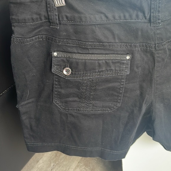 Women shorts size 12  White Black House market 8 full pockets-Black - Picture 6 of 8